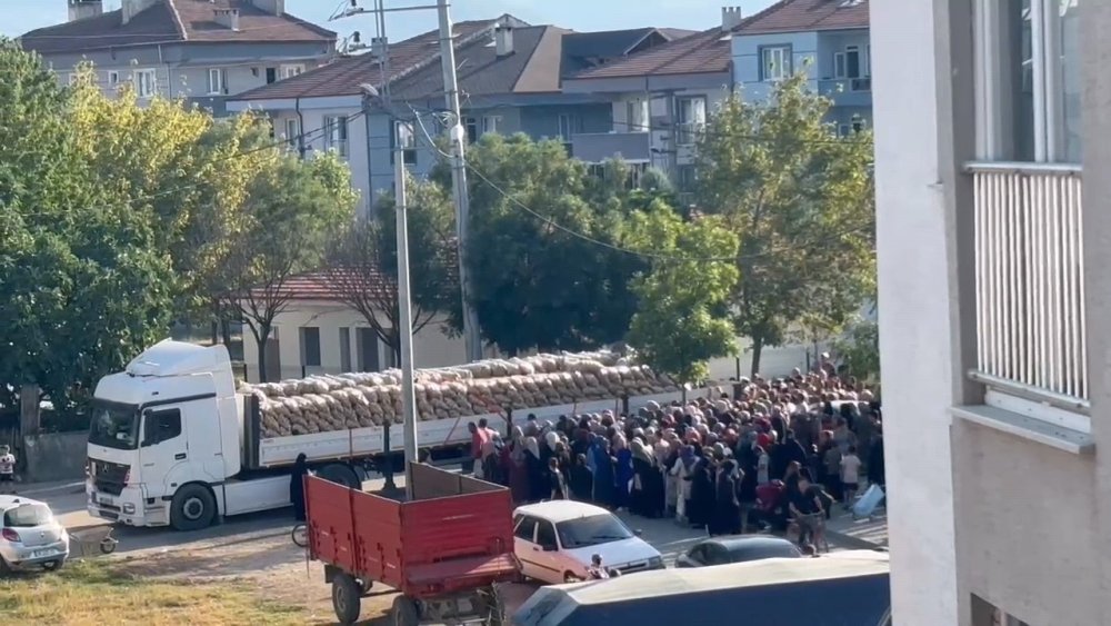 Bir Hayırsever 30 Ton Patatesi Ücretsiz Dağıttı