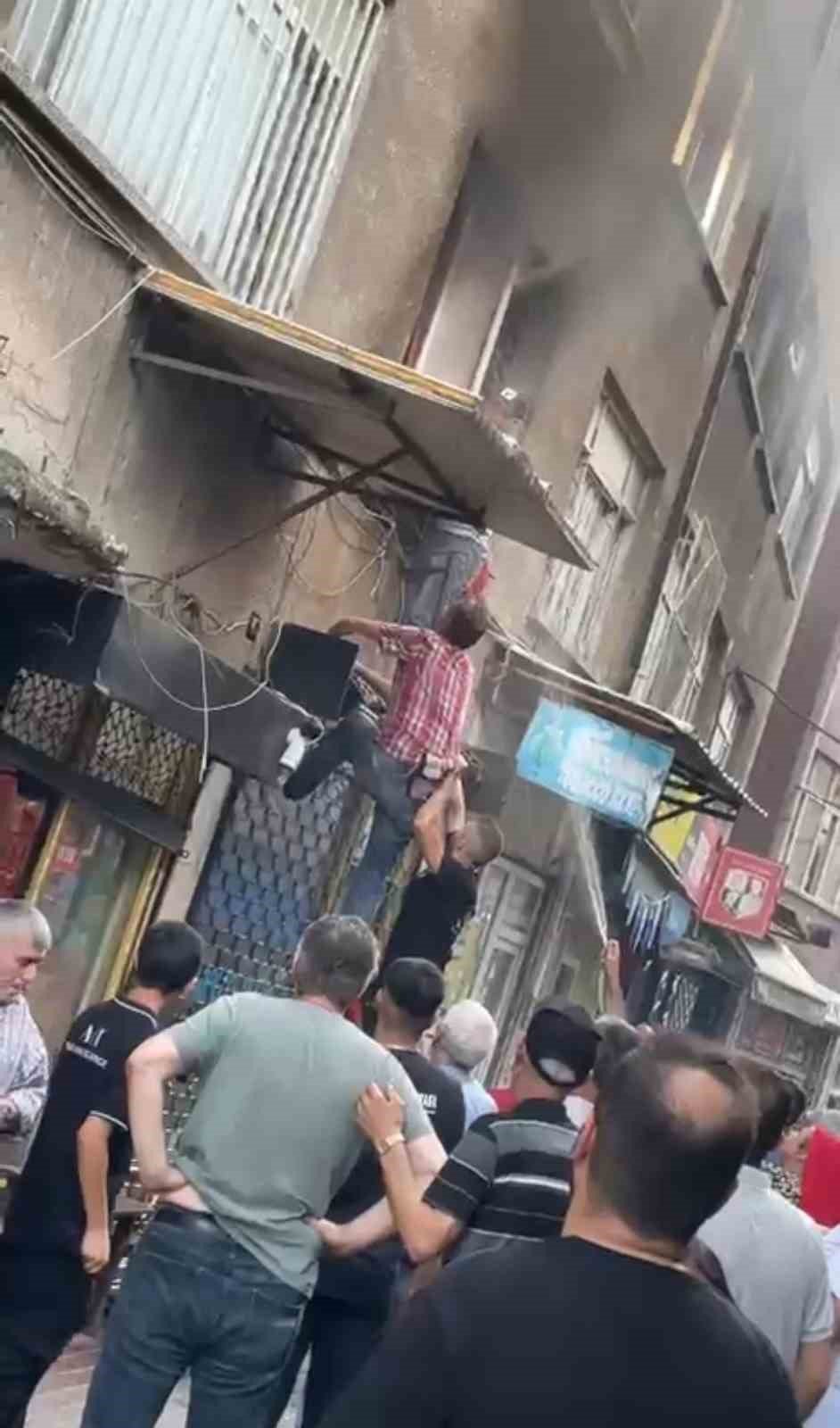 Çıkan Yangında Alevlerin Arasında Kalan Kadını Mahalleli Kurtardı