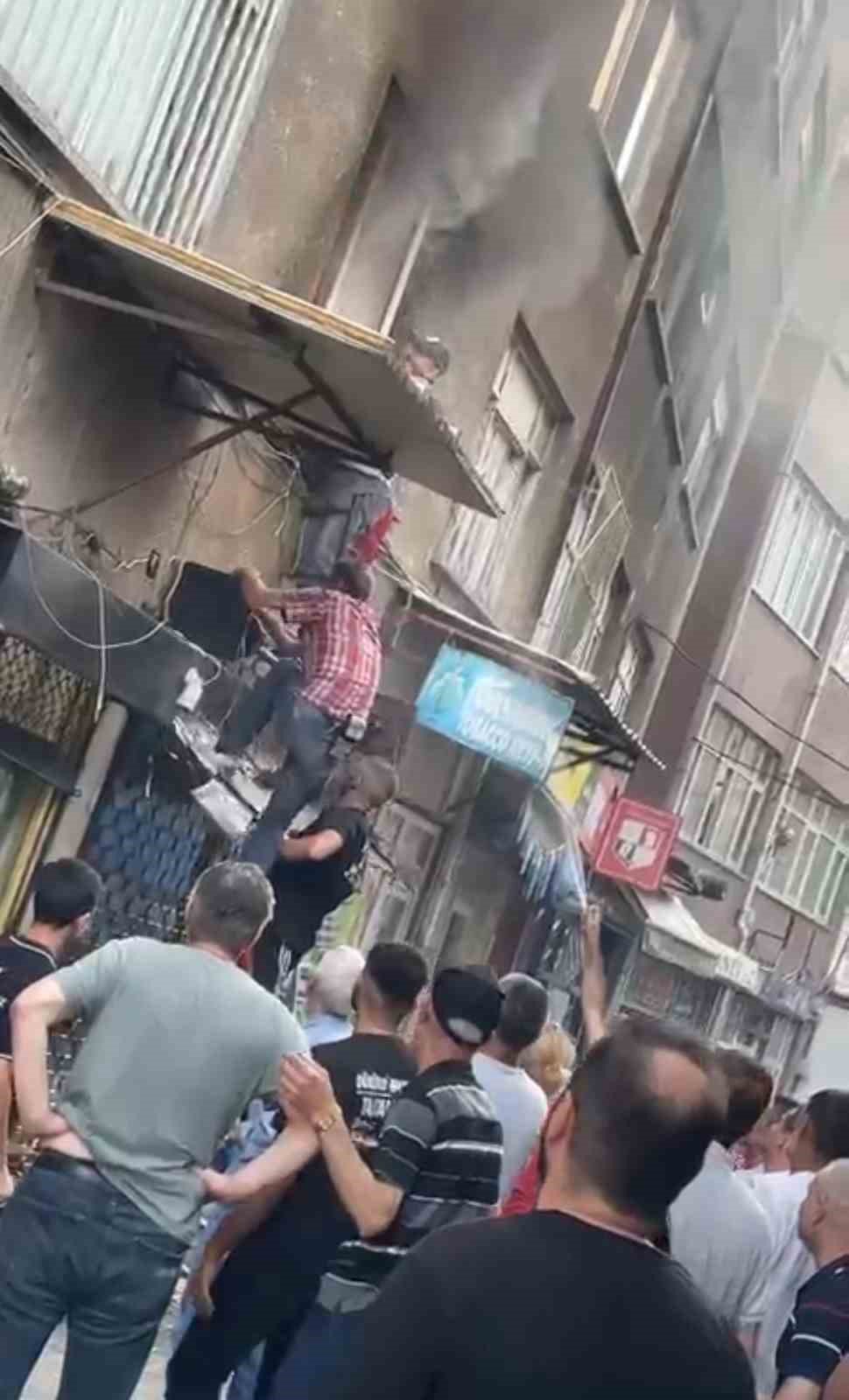 Çıkan Yangında Alevlerin Arasında Kalan Kadını Mahalleli Kurtardı