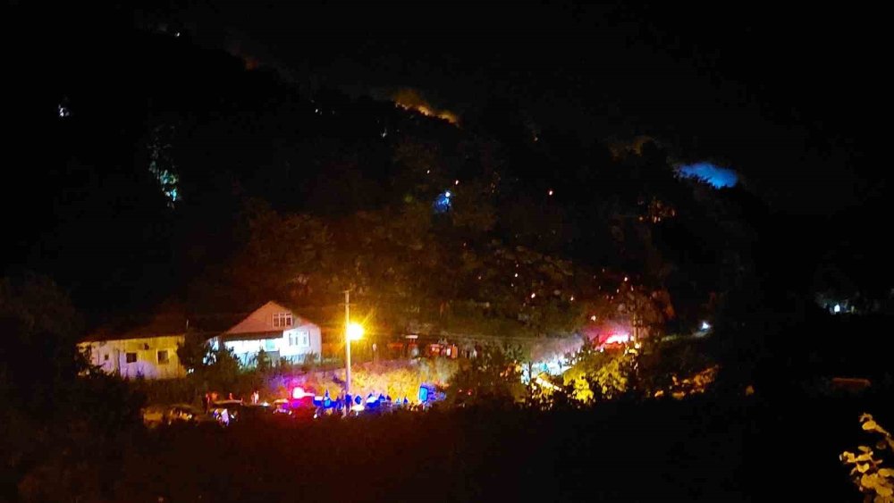 Ekipler Ve Vatandaşlar Alevleri 3 Saatte Söndürdü