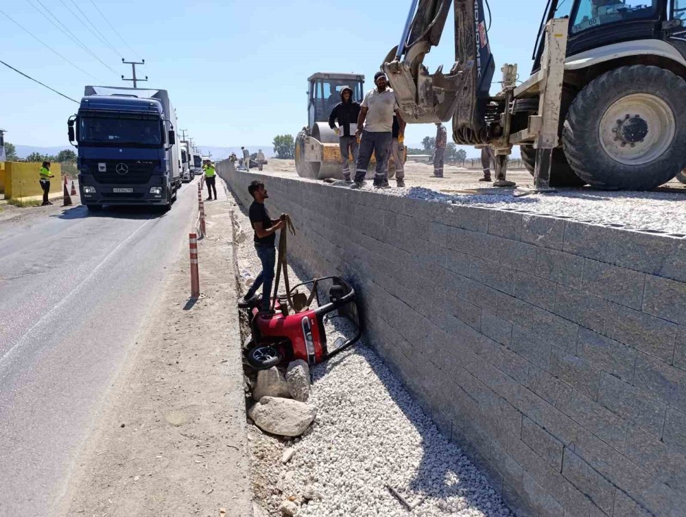 İnşaat Alanına Uçan Triportördeki 2’si Çocuk 4 Kişi Yaralandı