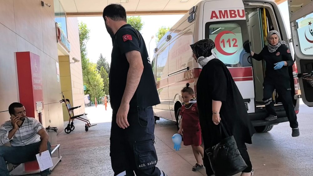 İnşaat Alanına Uçan Triportördeki 2’si Çocuk 4 Kişi Yaralandı