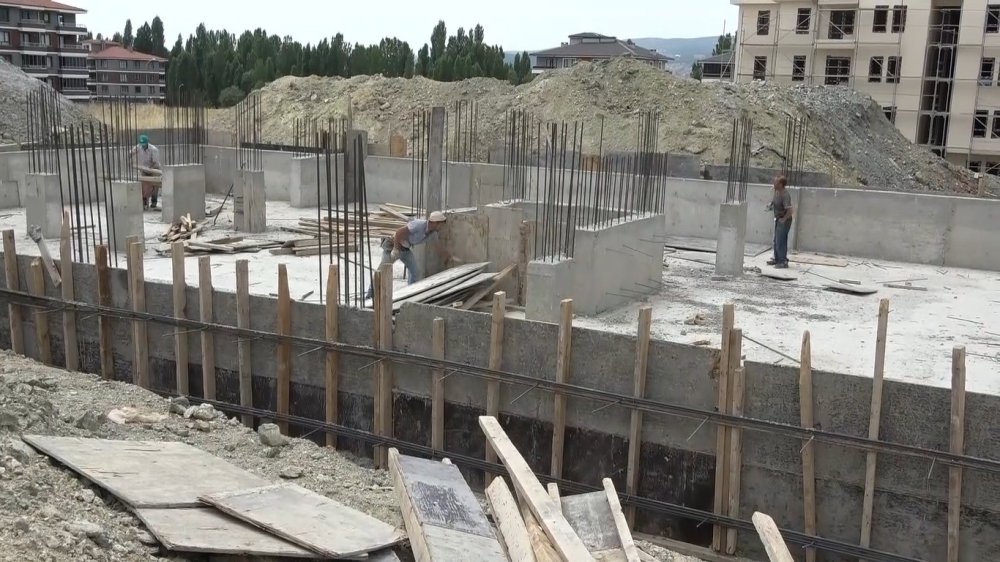 İnşaat İşçilerinin Sıcak Havayla Mücadelesi