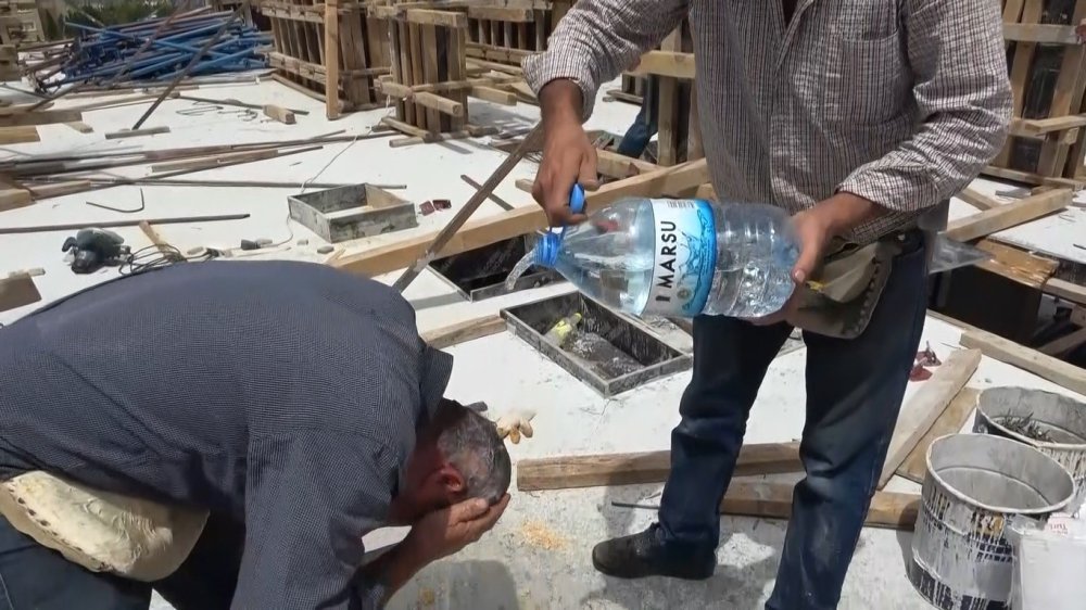 İnşaat İşçilerinin Sıcak Havayla Mücadelesi