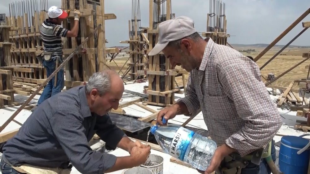 İnşaat İşçilerinin Sıcak Havayla Mücadelesi