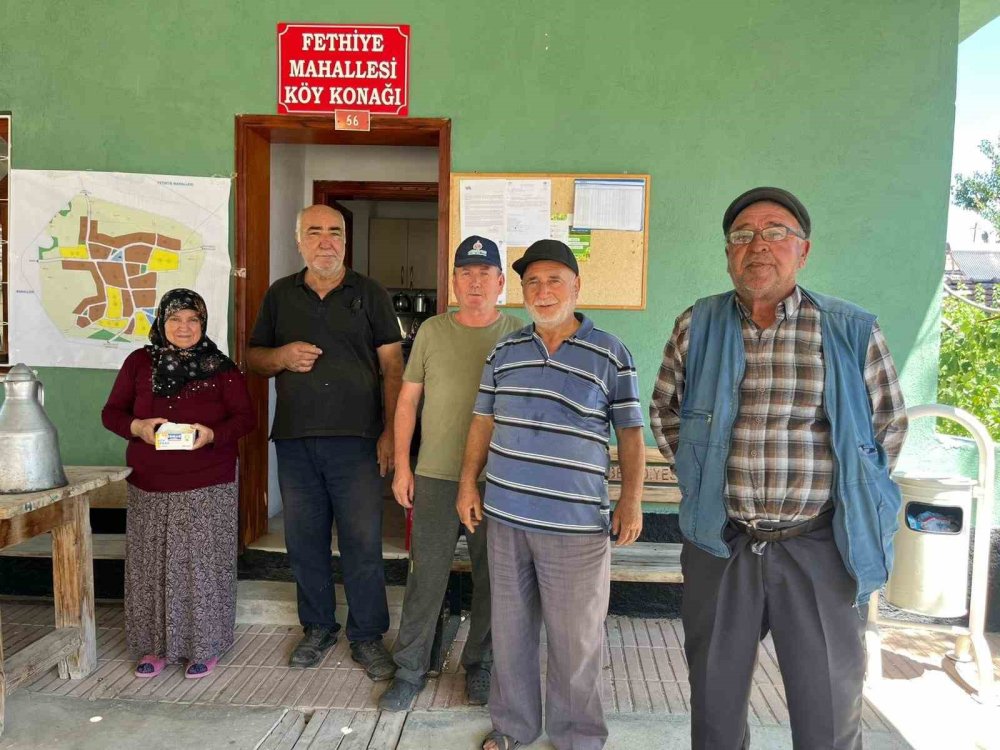 Köylüler Yangın İçin Seferber Olan Ekiplere Yiyecek Ve İçecek İkram Ediyor