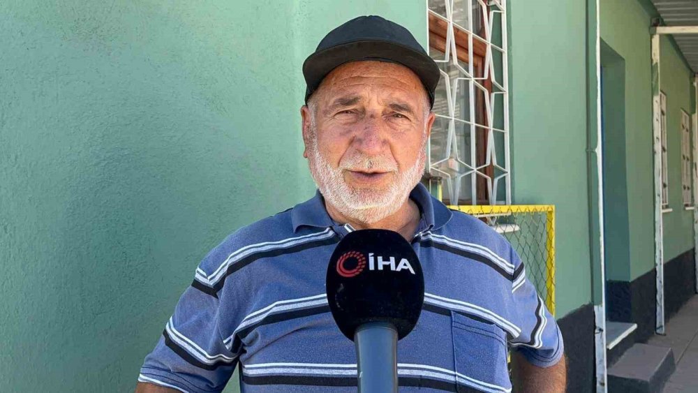Köylüler Yangın İçin Seferber Olan Ekiplere Yiyecek Ve İçecek İkram Ediyor