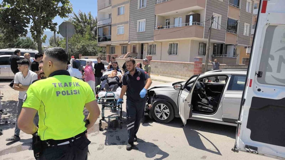 Zincirleme Kazada 1’i Komiser 5 Yaralı