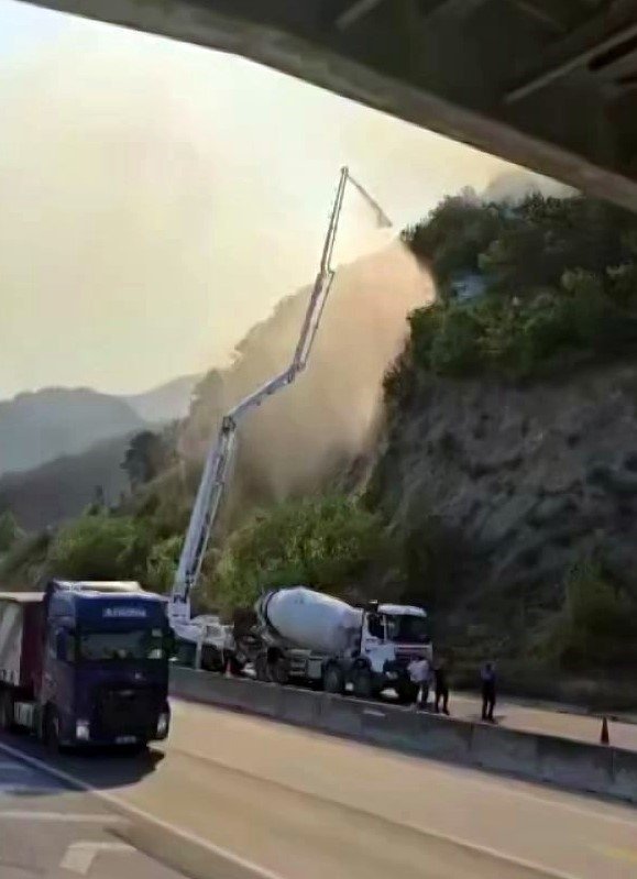 Beton Mikseri Ve Toma İle Alevlere Karşı Mücadele Edildi
