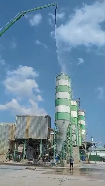 Beton Mikserinin Altında Duş Alıp, Tazyikli Tabanca İle Yıkandılar