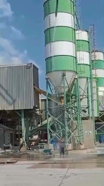 Beton Mikserinin Altında Duş Alıp, Tazyikli Tabanca İle Yıkandılar