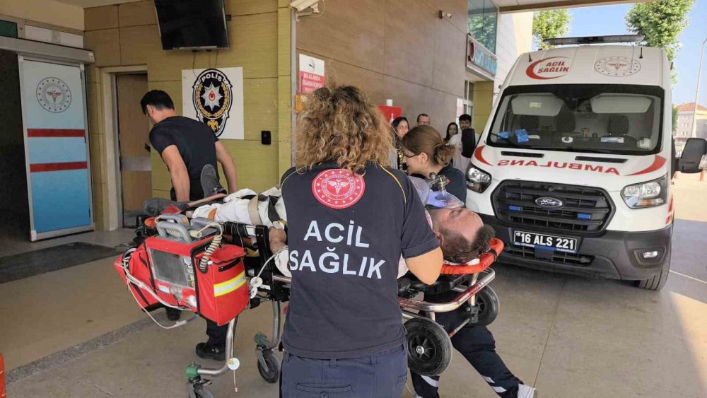 Fabrikanın Çatısından Düşen İşçi Ağır Yaralandı