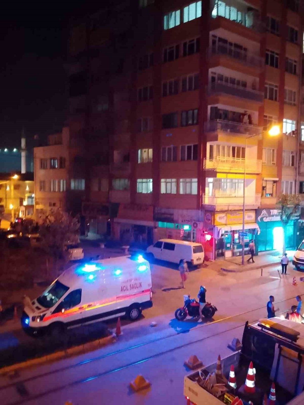 Gece Saatlerinde Çıkan Yangın Mahalleliyi Sokağa Döktü