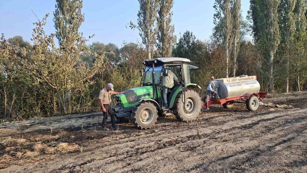 8 Dönüm Arazi Ve 180 Balya Saman Küle Döndü