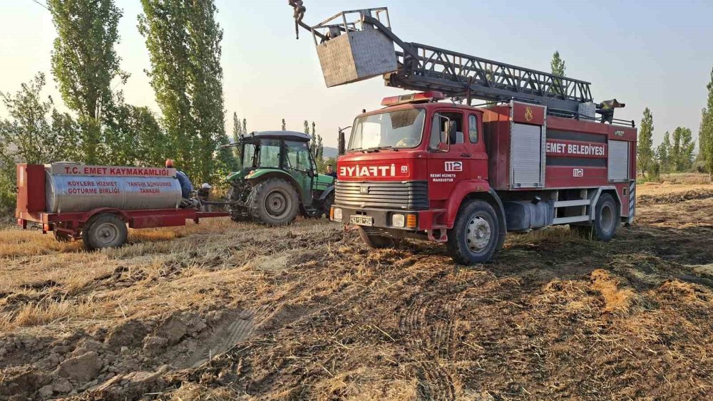 8 Dönüm Arazi Ve 180 Balya Saman Küle Döndü