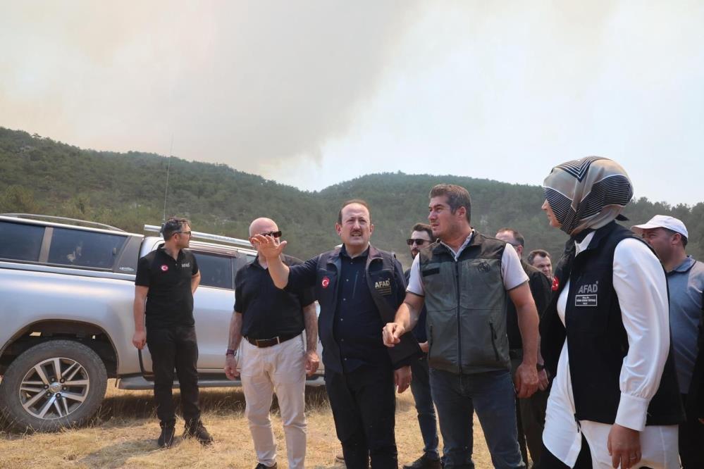 afad-yanginlara-karsi-mucadele-kapsaminda-4-bin-231-personel-45-hava-araci-ve-bin-236-kara-araci-gorev-yapmaktadir1.jpg