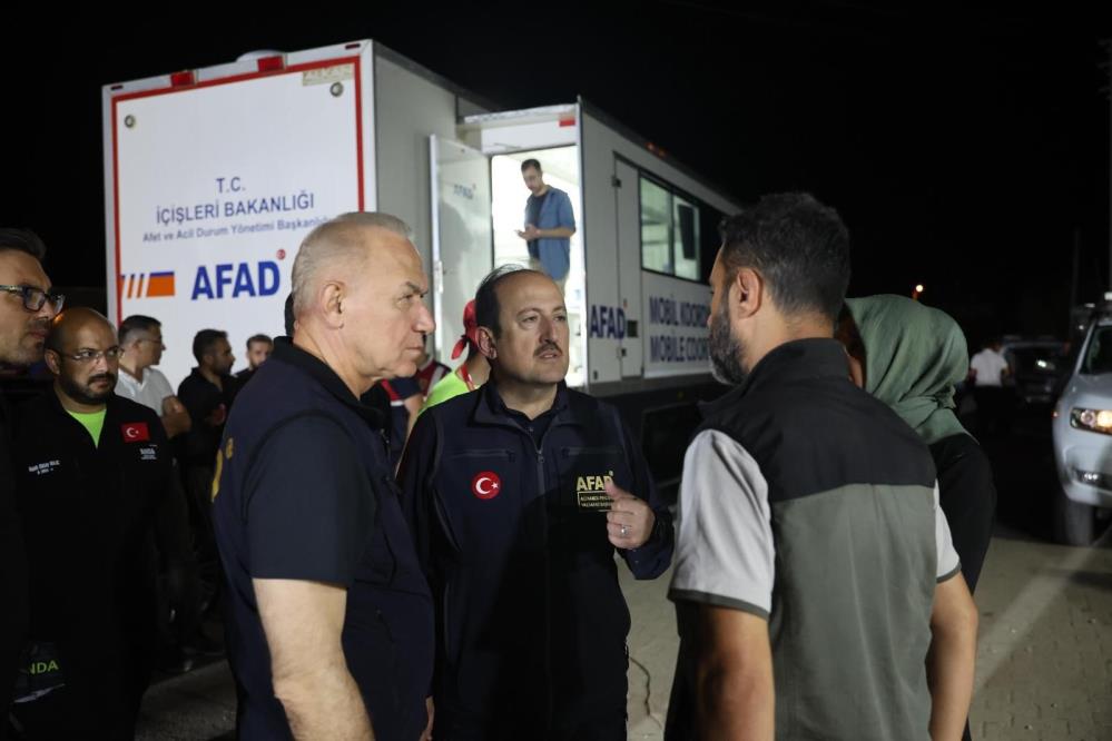 afad-yanginlara-karsi-mucadele-kapsaminda-4-bin-231-personel-45-hava-araci-ve-bin-236-kara-araci-gorev-yapmaktadir3.jpg
