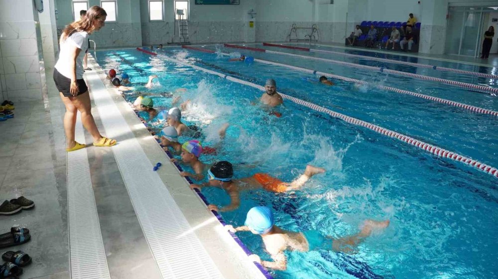 Dev Tesis Yüzme Kurslarıyla Faaliyete Başladı