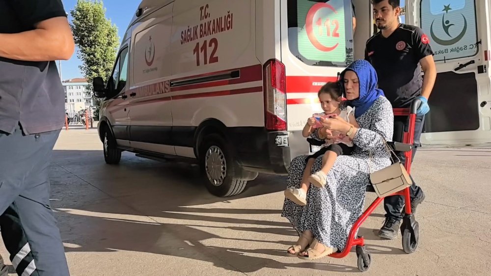 Hafif Ticari Araç İle Otomobil Çarpıştı