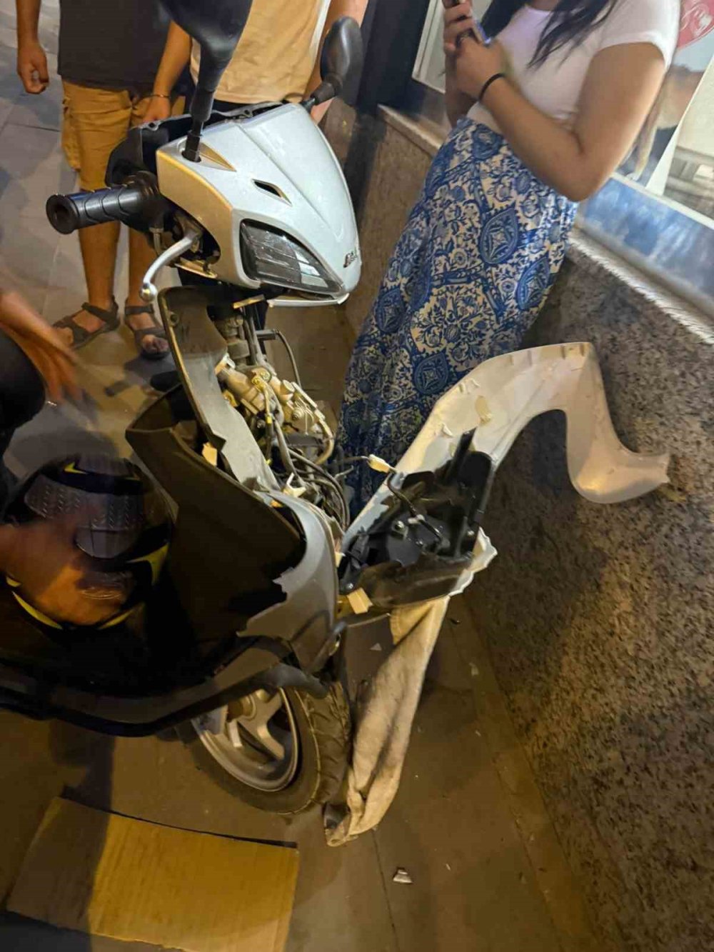 Motorlu Bisiklet İş Yerinin Duvarına Çarptı