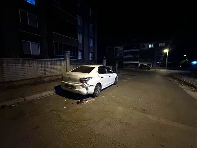 Park Halindeki Araca Çarpıp Kaçtı