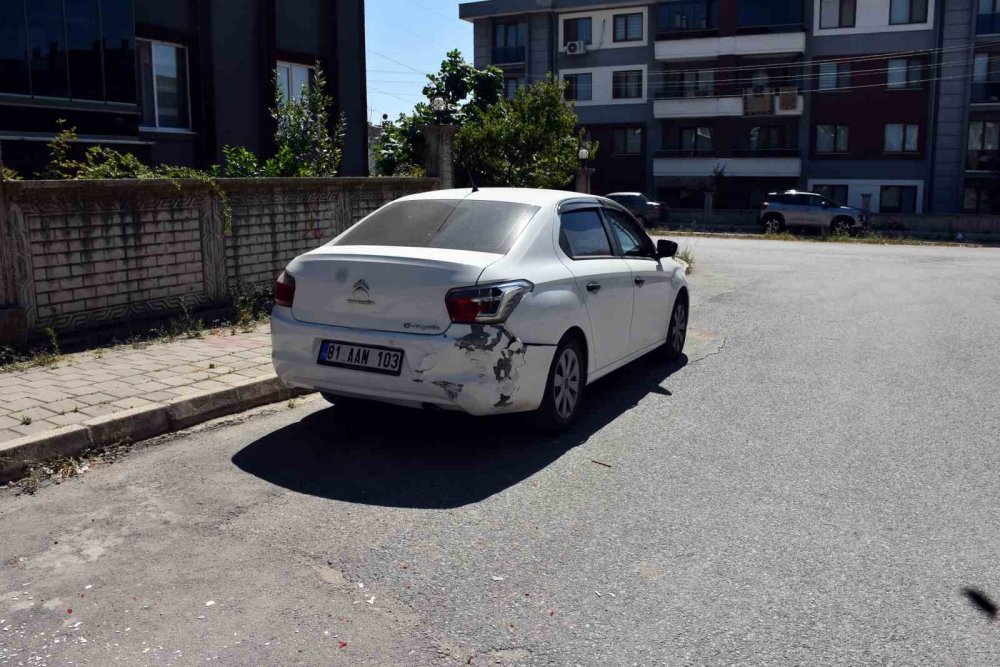Park Halindeki Araca Çarpıp Kaçtı