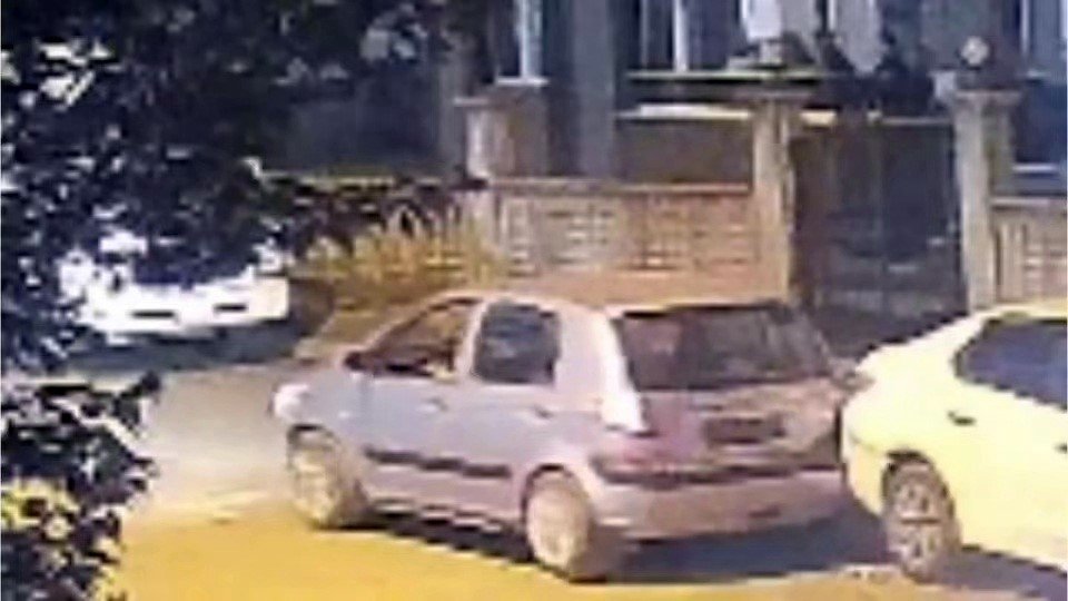 Park Halindeki Araca Çarpıp Kaçtı