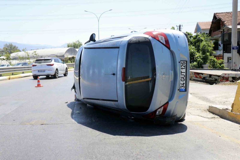 Polis Kontrol Noktası Karşısında Otomobil Devrildi