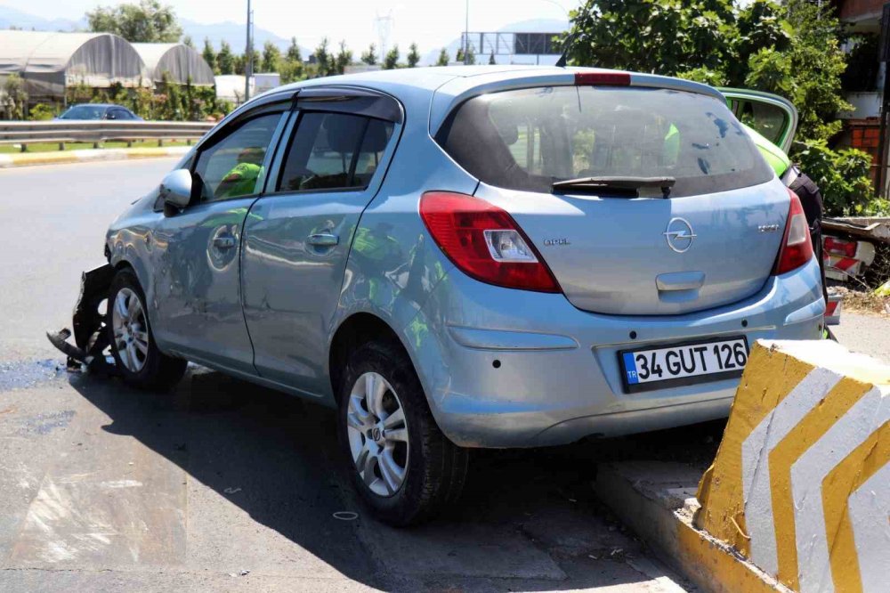 Polis Kontrol Noktası Karşısında Otomobil Devrildi