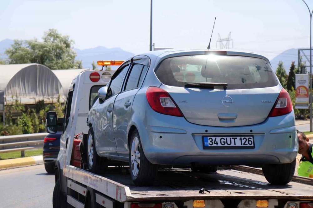 Polis Kontrol Noktası Karşısında Otomobil Devrildi