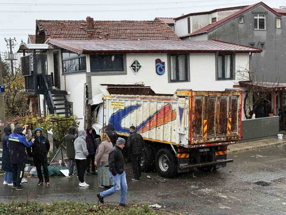Polis Kontrol Noktası Karşısında Otomobil Devrildi