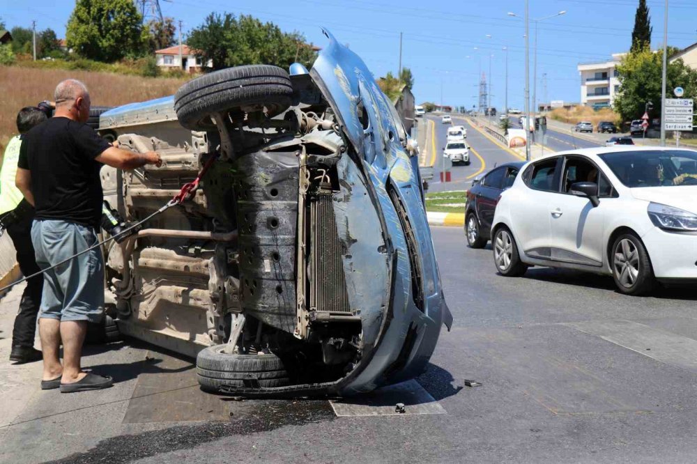 Polis Kontrol Noktası Karşısında Otomobil Devrildi