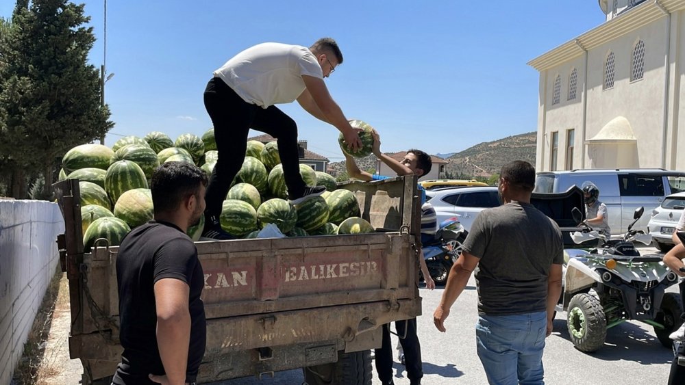 Tonlarca Karpuzu Ücretsiz Dağıttı