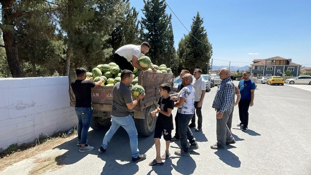 Tonlarca Karpuzu Ücretsiz Dağıttı