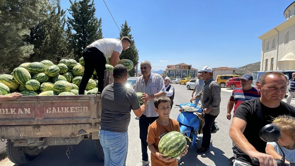 Tonlarca Karpuzu Ücretsiz Dağıttı