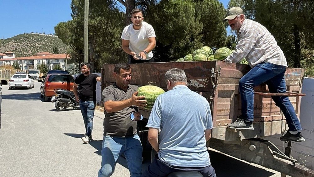Tonlarca Karpuzu Ücretsiz Dağıttı