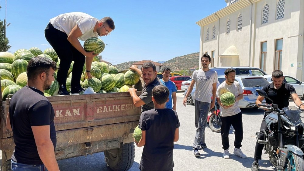 Tonlarca Karpuzu Ücretsiz Dağıttı