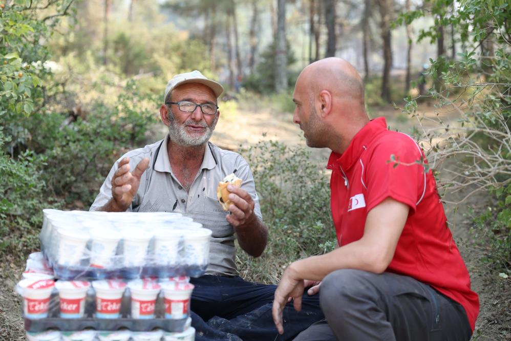 turk-kizilaydan-orman-yangini-olan-bolgelere-yardim3.jpg