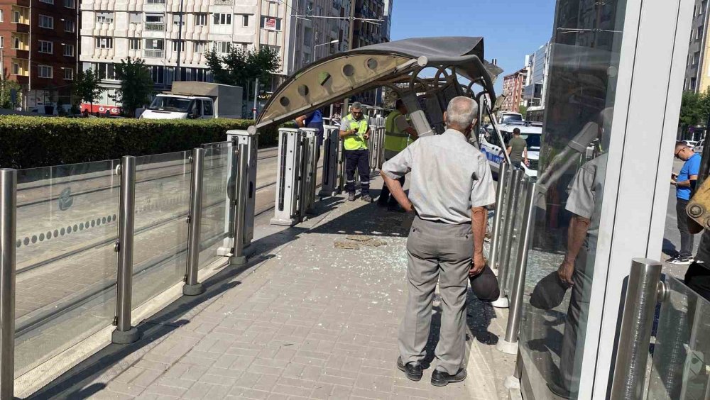 Kepçe Kolu Tramvay Durağına Çarptı