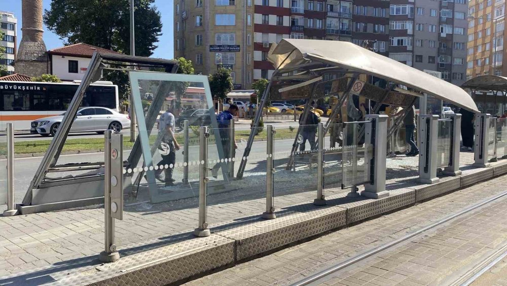 Kepçe Kolu Tramvay Durağına Çarptı