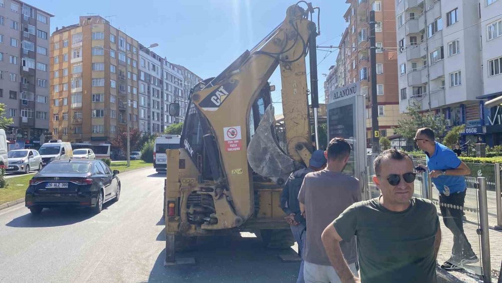Kepçe Kolu Tramvay Durağına Çarptı