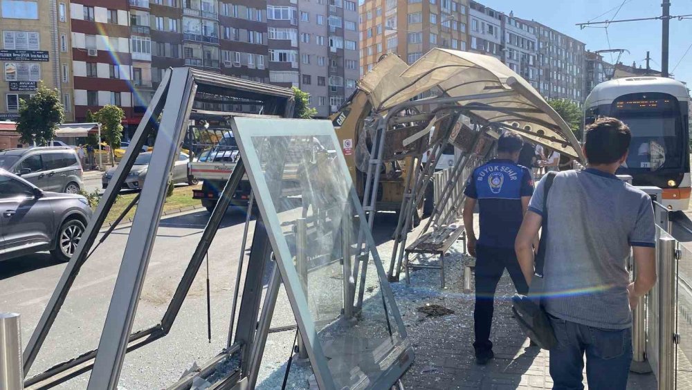 Kepçe Kolu Tramvay Durağına Çarptı