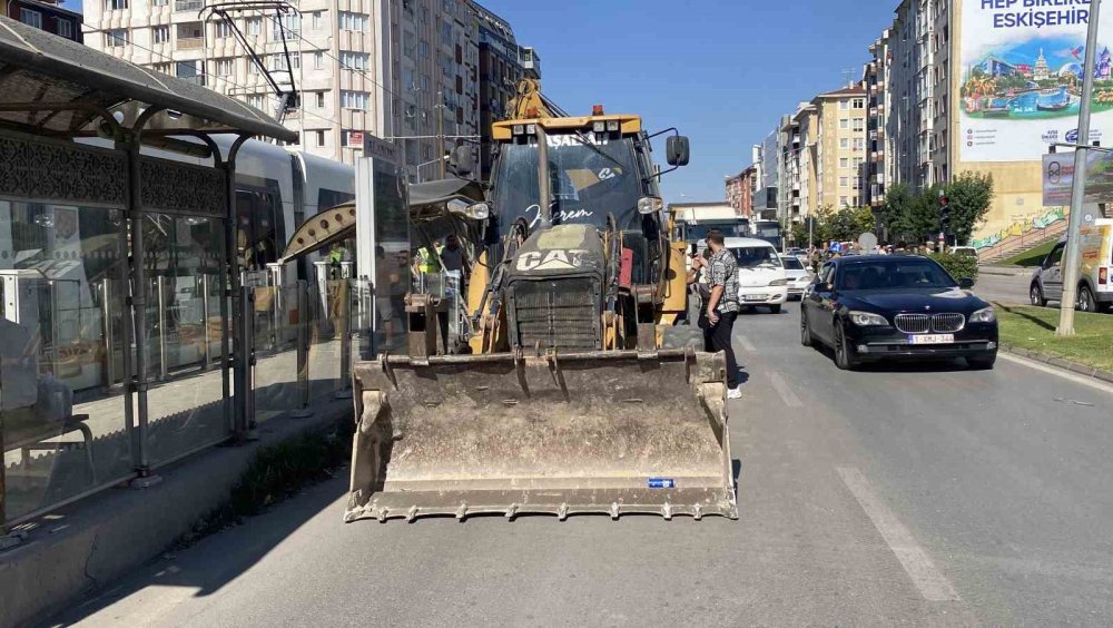 Kepçe Kolu Tramvay Durağına Çarptı