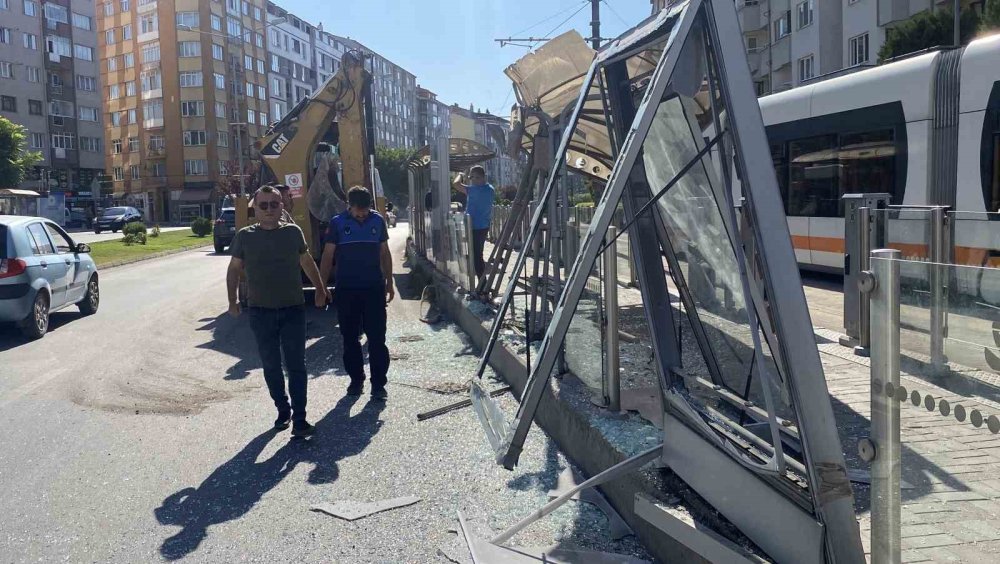 Kepçe Kolu Tramvay Durağına Çarptı