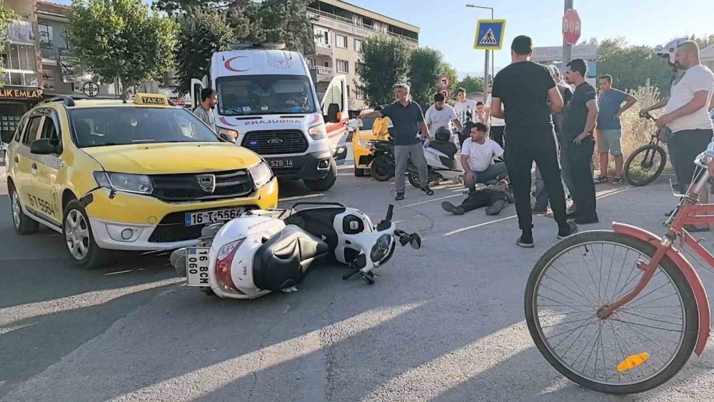 Taksi ile Motosiklet Çarpıştı