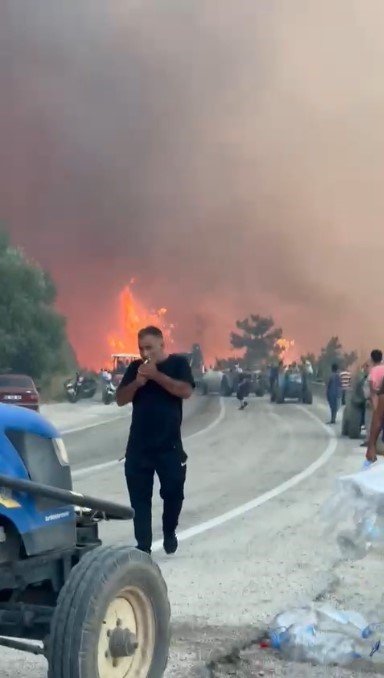 Yangına Aldırış Etmeden Sigarasını Yaktı...