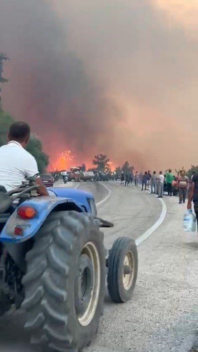 Yangına Aldırış Etmeden Sigarasını Yaktı...