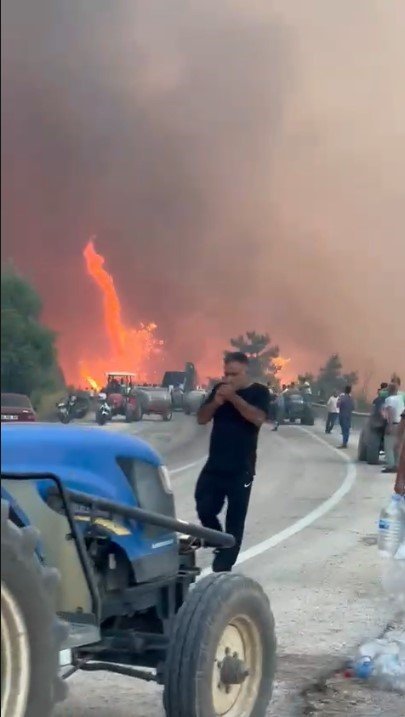 Yangına Aldırış Etmeden Sigarasını Yaktı...