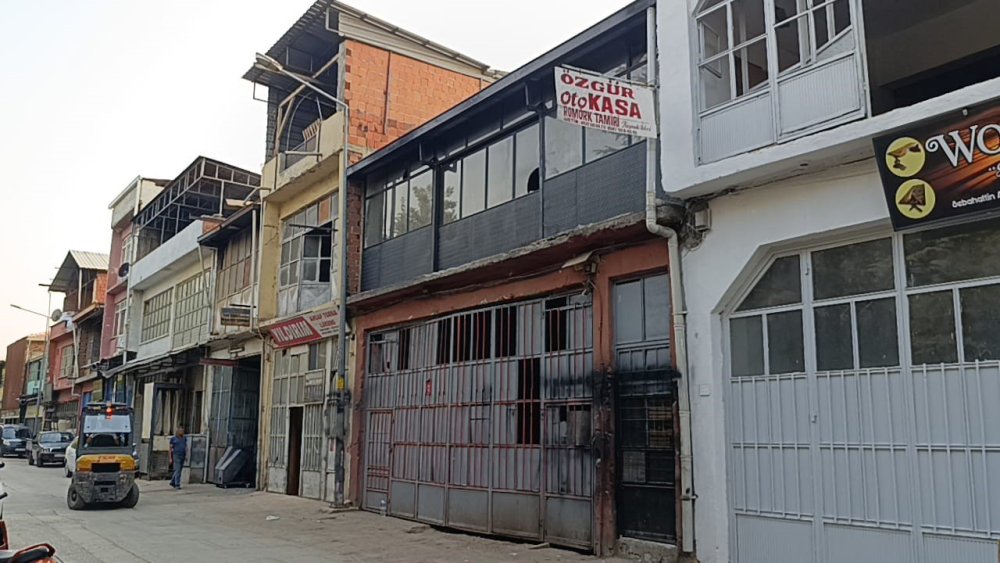 Çatı Çöktü: 29 Yaşındaki Genç Ağır Yaralandı