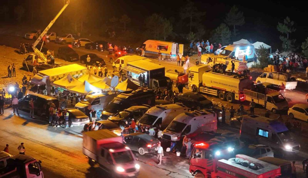 Gözlerini Kırpmadan Alevlerle Mücadele İçin Koşuşturuyor